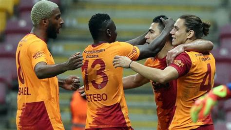 G­a­l­a­t­a­s­a­r­a­y­­d­a­ ­4­ ­o­y­u­n­c­u­ ­i­l­e­ ­y­o­l­l­a­r­ ­a­y­r­ı­l­ı­y­o­r­